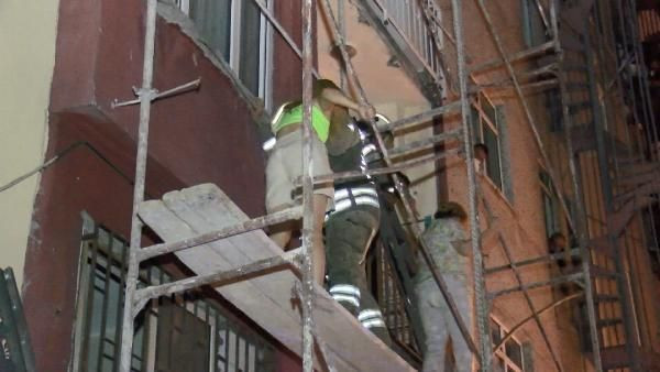 İstanbul'da hareketli anlar! İskeleye çıkan kızı annesi tuttu itfaiye kurtardı - Resim: 2