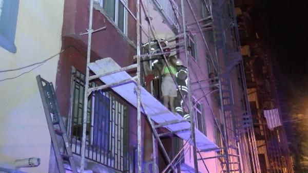 İstanbul'da hareketli anlar! İskeleye çıkan kızı annesi tuttu itfaiye kurtardı - Resim: 1