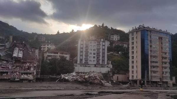 Acı bekleyiş sinir krizi geçirtiyor! İnşallah su götürmemiştir de enkazdan cesetleri çıkar - Resim: 4