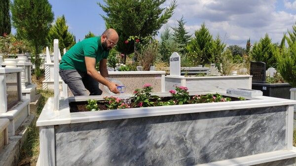 İşsiz kalınca Bursa'da salgını fırsata çevirdi! Mezarları bakın kaç TL'ye temizliyor - Resim: 2