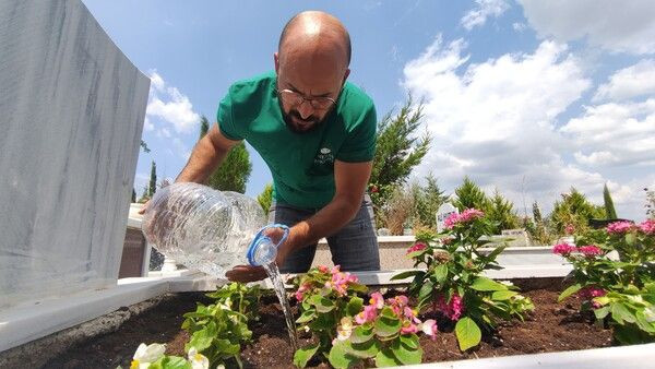 İşsiz kalınca Bursa'da salgını fırsata çevirdi! Mezarları bakın kaç TL'ye temizliyor - Resim: 4
