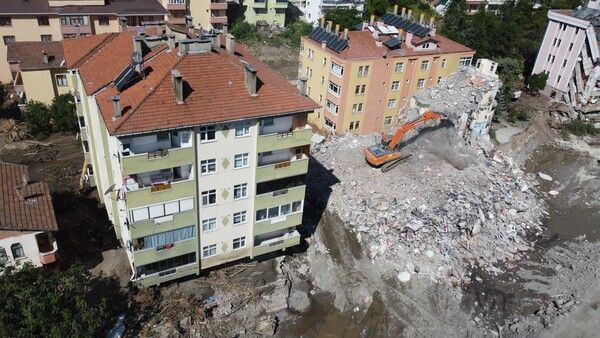 Kastamonu Bozkurt'tan yürek dağlayan kareler! Binalar yıkılıyor: Çocuklarım kaçtı, biz eşimle... - Resim: 1