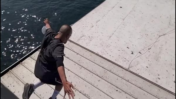 Tık uğruna canını hiçe saydı! Galata Köprüsü'nden gemiye atladı - Resim: 1