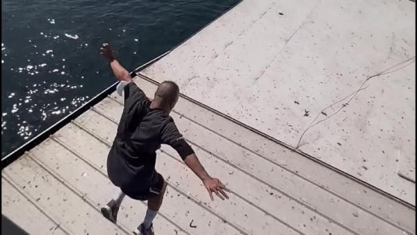 Tık uğruna canını hiçe saydı! Galata Köprüsü'nden gemiye atladı - Resim: 2