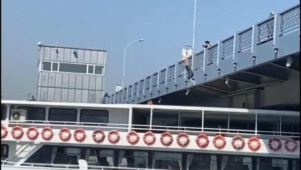 Tık uğruna canını hiçe saydı! Galata Köprüsü'nden gemiye atladı - Resim: 4