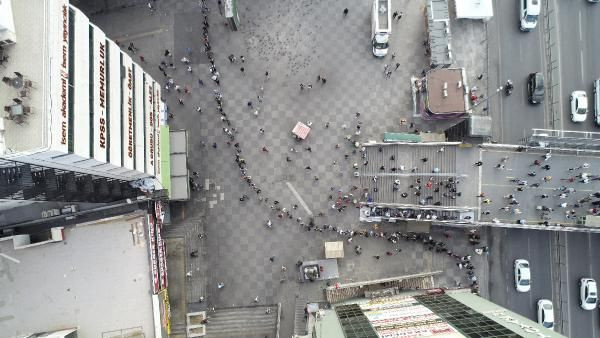 İstanbul'da metrelerce kuyruk oluştu: Burası bir işkence, içerisi daha beter - Resim: 2