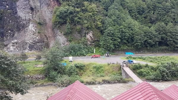 Karadeniz'de sağanak! Trabzon'da ırmak taştı, Rize'de heyelan meydana geldi - Resim: 1