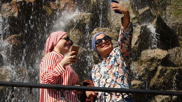 Turistler akın etti adım atacak yer kalmadı! İstanbul'un yanı başında gören telefona sarıldı - Resim: 3