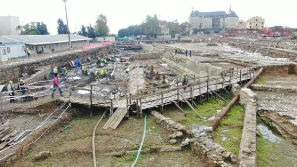 İstanbul tarihi Haydarpaşa garından sığınak, toplu mezarlar, anıt mezar çıktı - Resim: 1