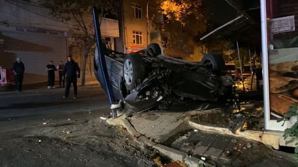 Sancaktepe'de tartıştığı kişilerin üzerine sürdüğü otomobil takla attı! Sürücü koşarak kaçtı - Resim: 1