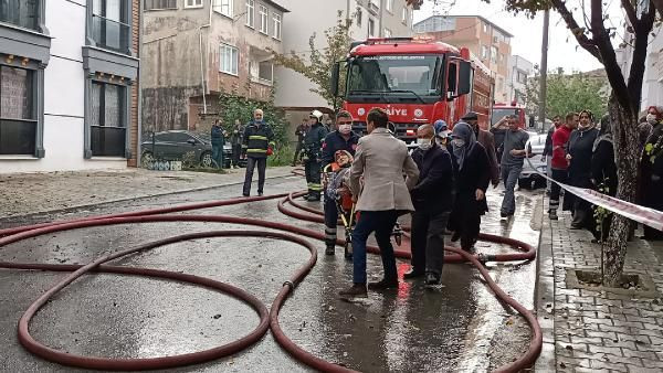 Gebze'de apartmanda yangın! Söndürme çalışmalarını izlerken fenalaştılar - Resim: 4