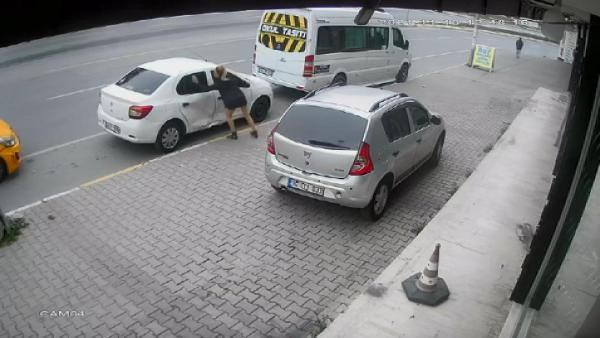 Esenyurt’ta bir kadın tartıştığı eşinin otomobilini parçalayıp 'polisi arayın' dedi - Resim: 3