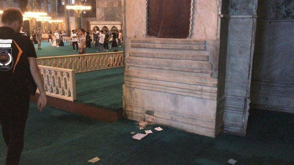 Ayasofya Camisi'nde çok garip olay! Mermerin içinden gizemli İbranice yazılar çıktı - Resim: 2