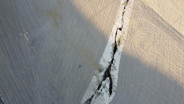 Gidişat vahim kuraklık vurdu! Aksaray'da yer altı suyu çekildi yüzey yarıkları oluştu - Resim: 1