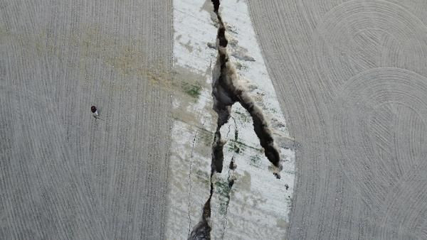 Gidişat vahim kuraklık vurdu! Aksaray'da yer altı suyu çekildi yüzey yarıkları oluştu - Resim: 4