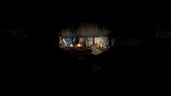 Bursa'da kış günü eşi ve 3 yaşındaki kızıyla 2 metrekarelik mağarada yaşıyorlar - Resim: 2