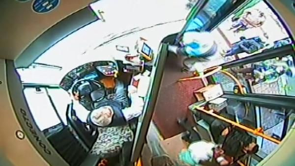 İstanbulkart'ının bakiyesi yetersiz çıkınca yangın tüpünü çalıp kaçtı - Resim: 1