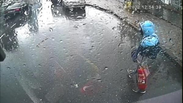 İstanbulkart'ının bakiyesi yetersiz çıkınca yangın tüpünü çalıp kaçtı - Resim: 3