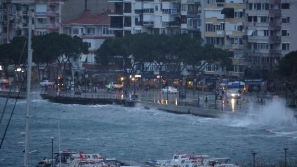 Şiddetli poyraz Marmara'da adaları vurdu! Fırtınada gemiden 6 konteyner denize uçtu - Resim: 10
