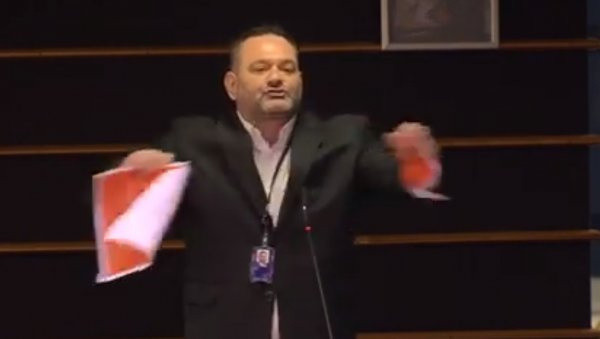 Yunanistan'ın ırkçı vekili Loannis Lagos kürsüde Türk bayrağı yırttı - Resim: 1