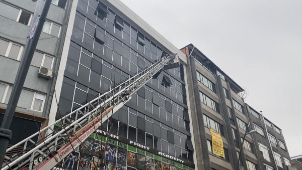 İstanbul'da sosyal mesafe unutuldu! Film izler gibi izlediler - Resim: 0