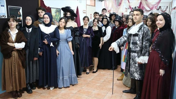 Sakarya'da liseliler kahramanların kıyafetlerini giydi! Milli Eğitim Bakanlığı'na şikayet edildiler - Resim: 1