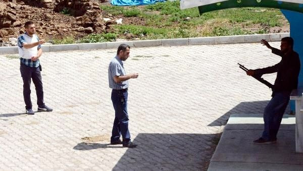 Erzurum'da FETÖ paniği mahalleli kazma küreğe sarıldı - Resim: 4