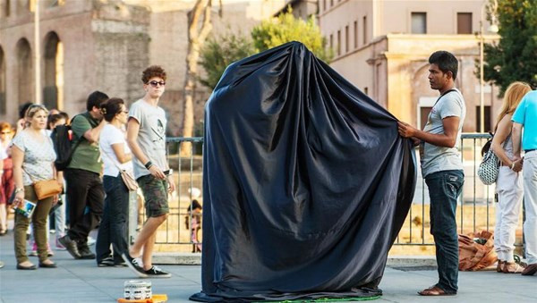 Sokağın ortasında ama o örtü altında ne oluyor kimse bilmiyor - Resim: 2