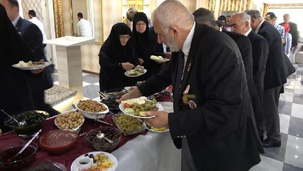 Protokole garsonlu, gazilere self servis - Resim: 2