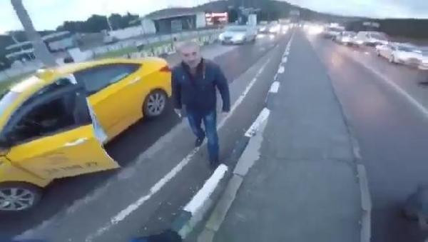 Taksici olayları devam ediyor: Bıçakla üzerine yürüdü! - Resim: 2