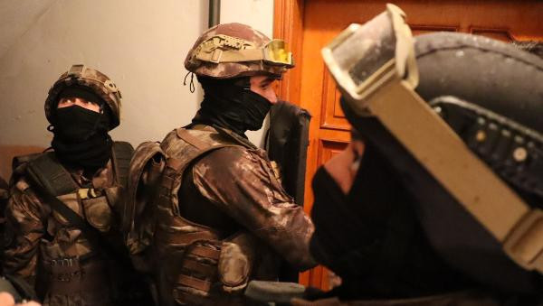 İstanbul'da sokak satıcılarına şafak baskını: 40 gözaltı - Resim: 2