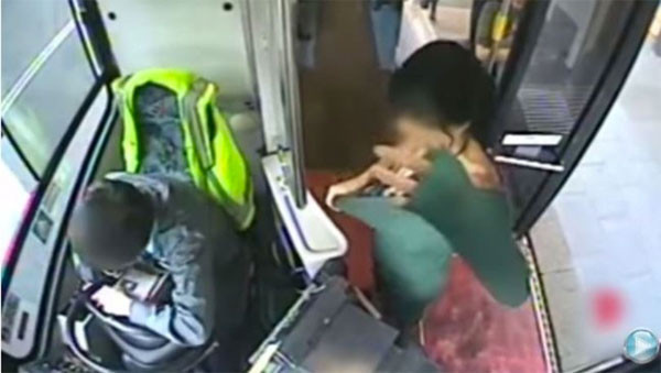 Halk otobüsünde çırılçıplak soyunup striptiz yaptı para istedi - Resim: 1