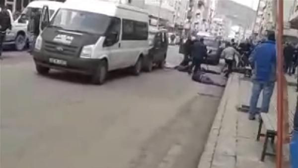 Seçim bitti muhtar adaylarının kavgası bitmedi! Sopalarla saldırdılar - Resim: 1