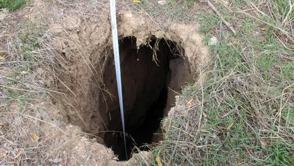 Afyonkarahisar'da ürküten görüntü! Fay hattı boyunca yarık ve obruk çıktı - Resim: 4