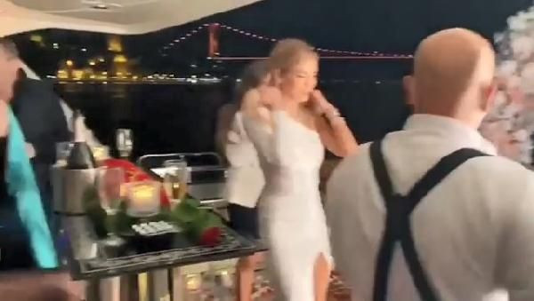 Boğaz'da lüks yatta 'sosyal mesafesiz' doğum günü kutlaması - Resim: 1