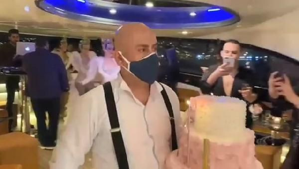 Boğaz'da lüks yatta 'sosyal mesafesiz' doğum günü kutlaması - Resim: 3