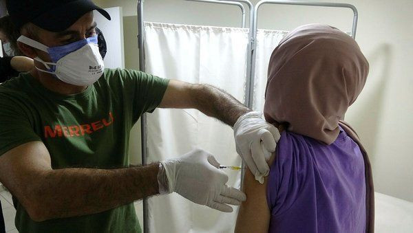 Maskelerin atılacağı yasakların biteceği tarih belli oldu! Aşıda rekor üstüne rekor geldi - Resim: 1