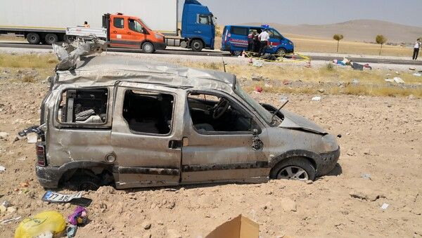 Aksaray'da korkunç kazada can pazarı! Takla atarak tarlaya uçtu - Resim: 1