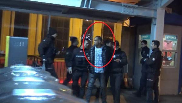 Metrobüste iğrenç olay! 11 yaşındaki kızı eliyle... - Resim: 0