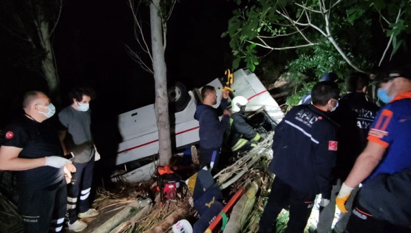 Denizli'de korkunç kaza! 2 araç uçuruma yuvarlandı: Ölüler ve yaralılar var - Resim: 1