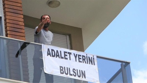 Kendini eve kilitledi balkona astığı yazı şaşırttı! Antalya'da gören telefona sarıldı - Resim: 0