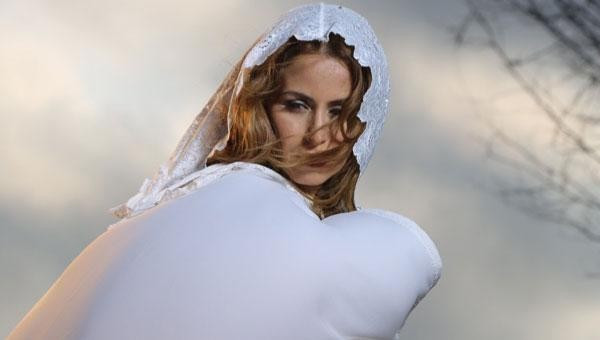 Hande Yener sahneye donla çıkarken...  - Resim: 2