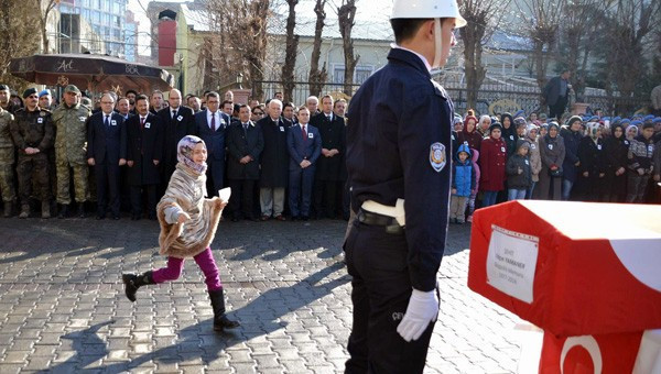  Şehit polisin kızının feryatları yürek dağladı - Resim: 3