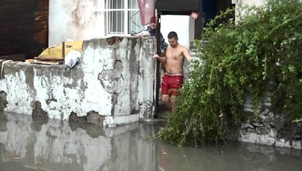 Olay görüntü! Evine yüzerek girdi  - Resim: 4