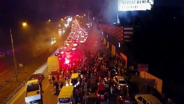 Şampiyonluk sevinci kısıtlama dinlemedi Beşiktaş taraftarları sokaklarda kutlama yaptı - Resim: 3