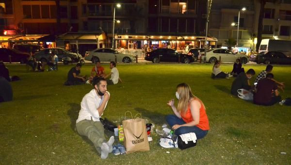 İzmir'de Kordon tıklım tıklım çoğu sosyal mesafeyi hiçe saydı - Resim: 2