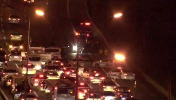 Ümraniye'de feci kaza! Otoyolda üzerinden 2 kez araç geçti - Resim: 0