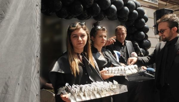 Kına dağıtıp iş yerini kapattı - Resim: 2