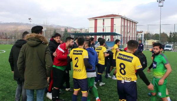 Maçta kavga çıktı! Elinde sopayla saldırmaya kalktı - Resim: 3