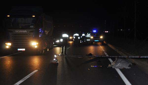 Akıl almaz olay! Yolda giden cipin içinden TIR'ın altına... - Resim: 1